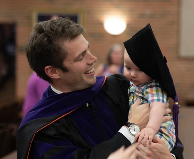 法学院毕业生抱着他的孩子